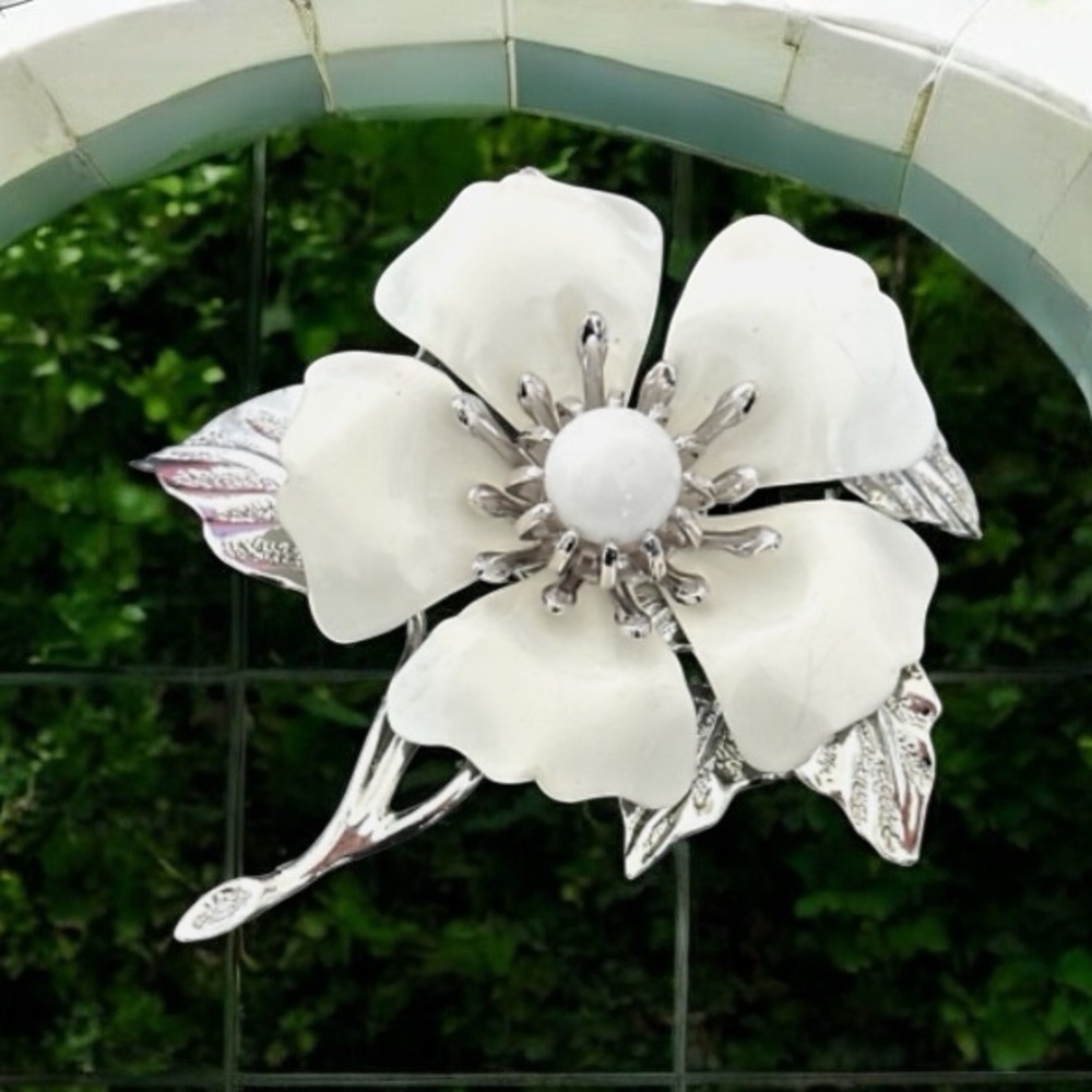 Vintage Sarah Coventry Large White Enameled 3D Flower Silver Tone Brooch